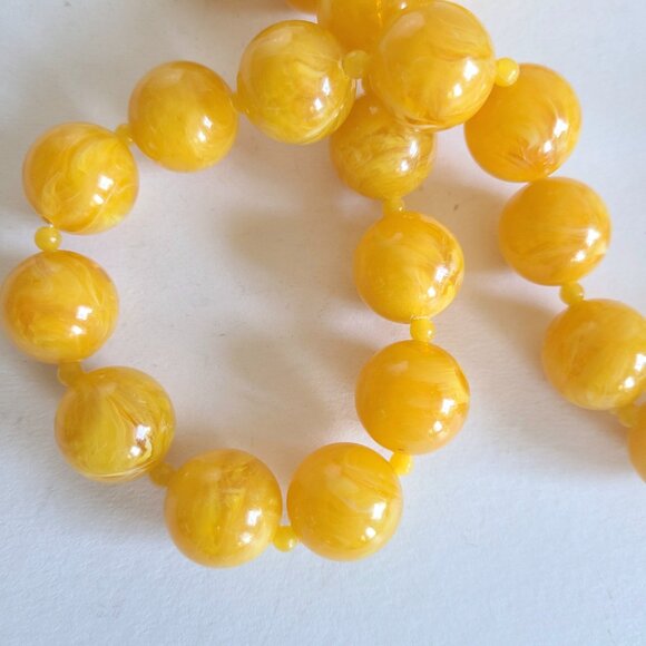 Vintage yellow round plastic Czech(?) beads necklace. Retro jewelry. - Picture 1 of 9
